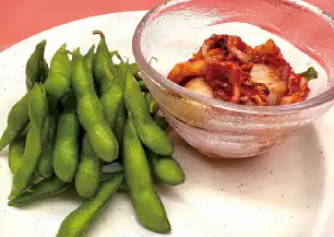 枝豆とキムチの盛り合わせ